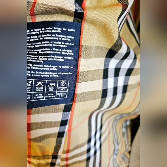 Burberry (Vintage) Women's Trenchcoat - Picture 10 of 15